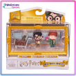 Wizarding World, Harry Potter, Set de Figuras Micro con Figuras de Harry, Ron y Hedwig y Caja de exposición